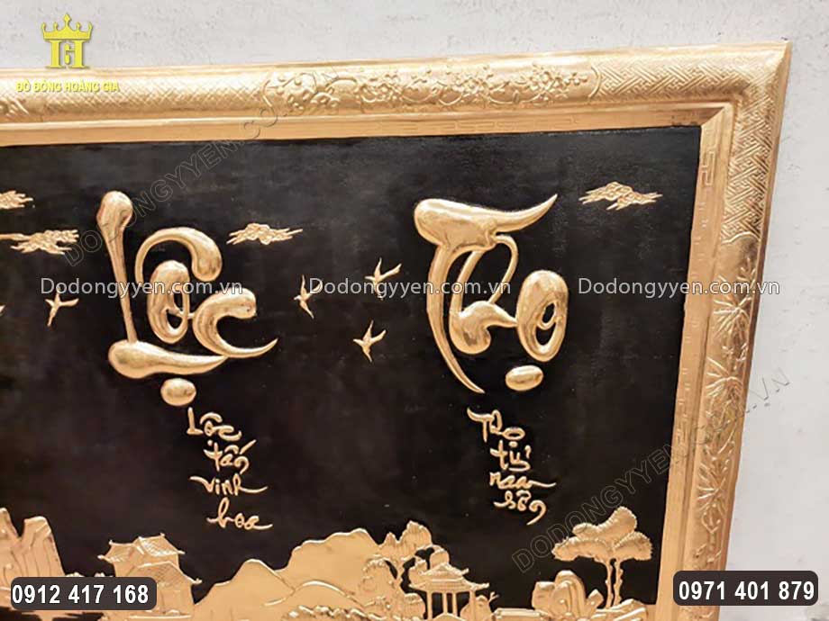 Nổi bật tr&ecirc;n nền đen, họa tiết hoa văn được d&aacute;t v&agrave;ng sắc n&eacute;t, sang trọng